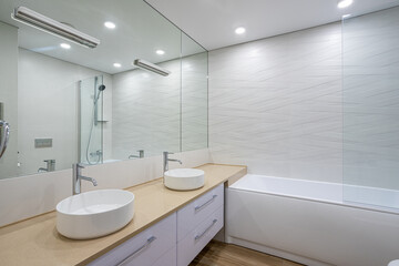 Fototapeta na wymiar white bathtub, sink and mirror