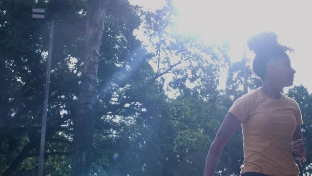 Atleta futebol feminino cabeceando chutando voleio empoderada negra afro black brazil