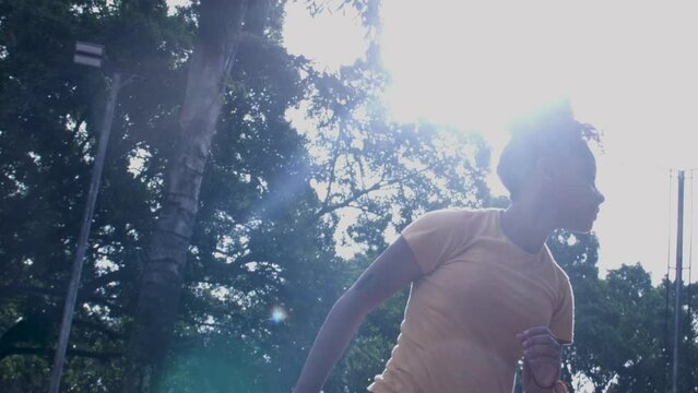 Atleta futebol feminino cabeceando chutando voleio empoderada negra afro black brazil