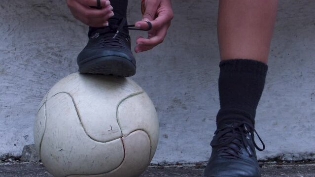 Mulher atleta se prepatando para jogar futebol feminino brazil afro black