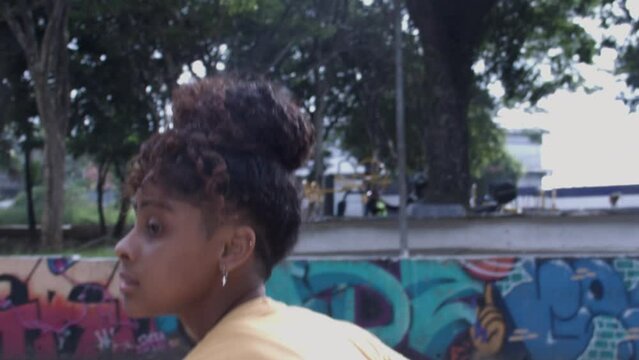 Atleta de cooper correndo maratona no parque ao ar livre sol negra cabelo afro brazil empoderada