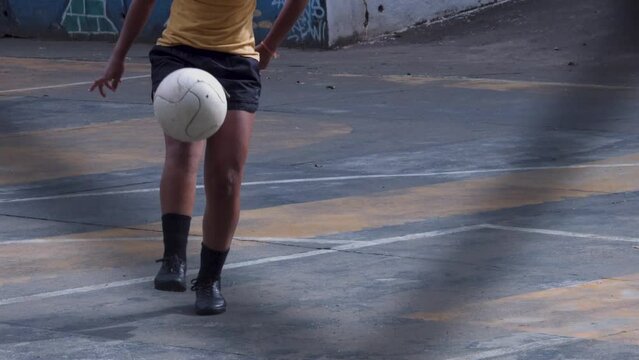 Atleta futebol feminino brincando com bola embaixadinha chute a gol