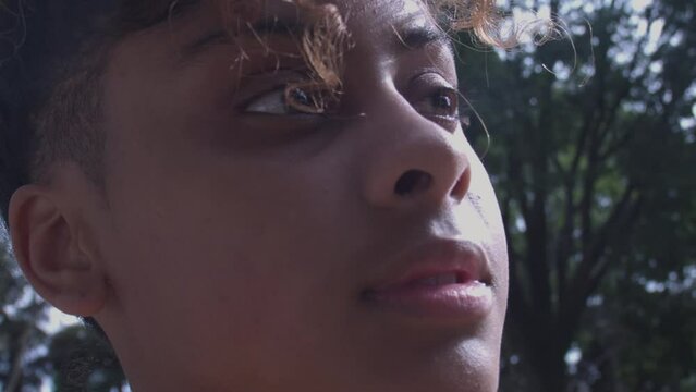 Olhar afro brazil de jovem sonhadora rosto close