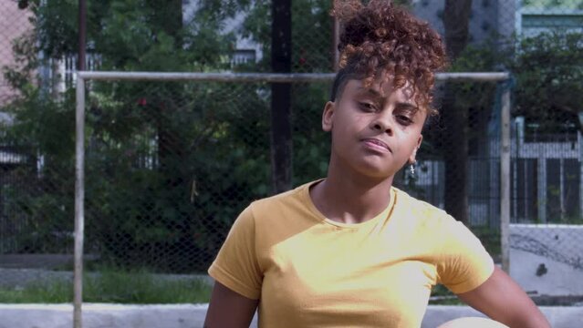 mulher empoderada atleta futebol feminino 