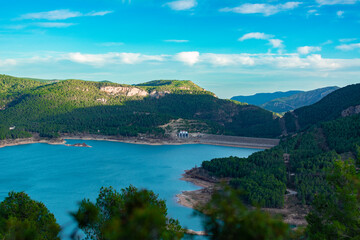 Obraz premium Castillo de la Vizaña en el embalse de Arenóso