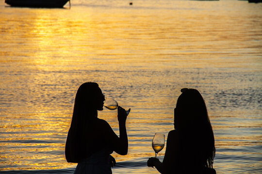 Garotas e ta&ccedil;as