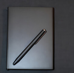 Stylo et livre sur fond noir, generative AI