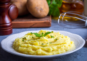Serving of creamy mashed potato made from boiled potatoes. Turkish name; patates puresi