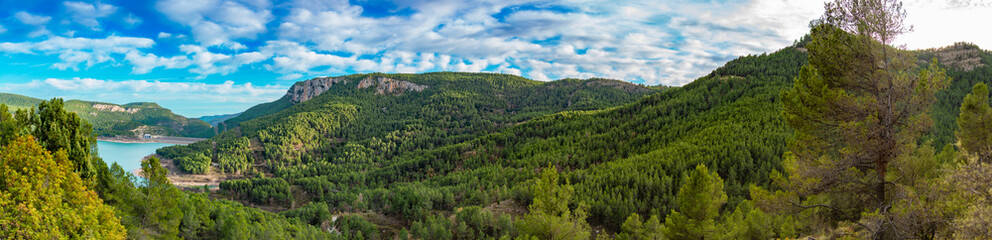 Naklejka premium Vistas del Castillo de la Vizaña en el embalse de Arenóso