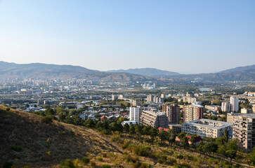 Obraz premium Aerial view of the residential district of Tbilisi from the Chronicle of Georgia monument
