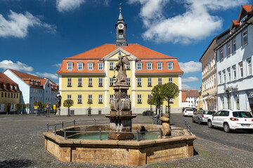 Ohrdrufer Marktplatz mit Rathaus und Brunnen