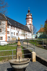 Michaelisbrunnen und Schloss Ehrenstein in Ohrdruf in Thüringen