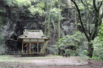 岩戸神社の境内の社と滝