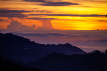 montañas y laguna de nubes