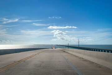 Fototapeta premium Scenic view of Florida Keys and U.S. Highway 1 crossing the Seven Mile Bridge .