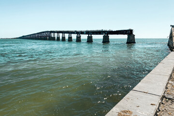 Obraz premium Western end of derelict Bahia Honda Railroad Bridge.