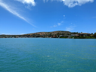 Naklejka premium Urban Oasis: The Kuapa Pond and the Hawaii Kai Townhouses