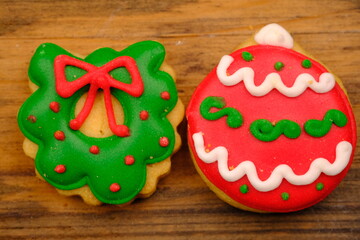 tasty Christmas cookies on a wooden table. delicious colorful Christmas cookies. x-mas concept. kue kering natal. 