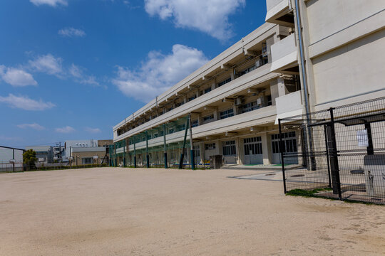 吹田市立吹田第二小学校の校舎（2023年4月9日撮影）
