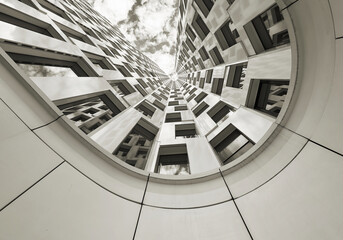 Obraz premium Blick nach oben an einem modernen Bürogebäude in der Innenstadt von Berlin