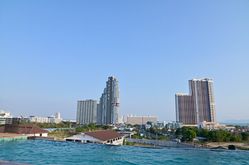 Obraz premium CHONBURI, THAILAND - May 05, 2023 : View of The top Modern Building with Blue Sky Background is in Patthaya, Chonburi, Thailand.