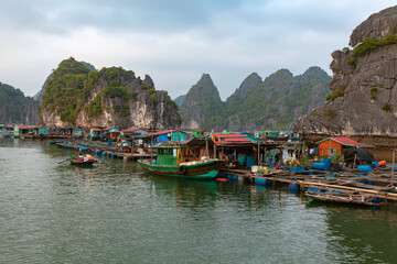 Fototapeta na wymiar Floating fishing village in halong bay, vietnam, southeast asia