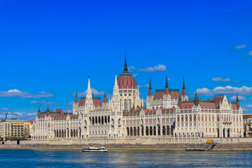 Fototapeta premium View of Parliament building and the Danube river in Budapest, Hungary