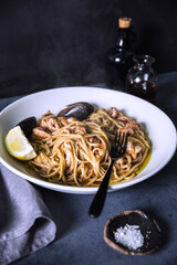 spaghetti pasta with muscles