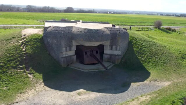 Blockhaus, Normandie, Batterie militaire de Longues-sur-Mer, vue a&eacute;rienne, drone, 4K