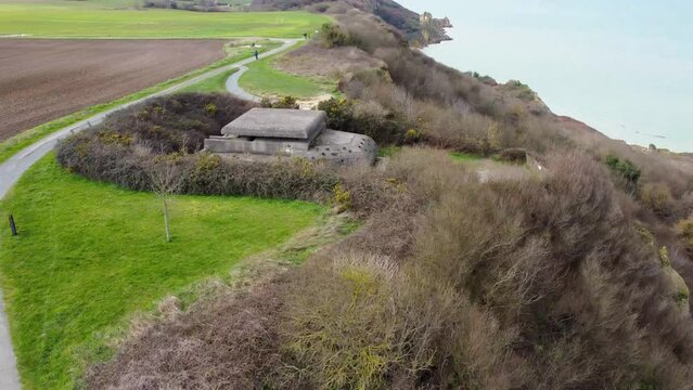 Blockhaus, Normandie, Batterie militaire de Longues-sur-Mer, vue a&eacute;rienne, drone, 4K