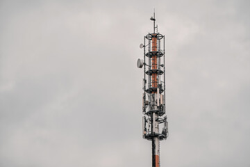 Obraz premium A cell phone tower with a dark sky behind it.