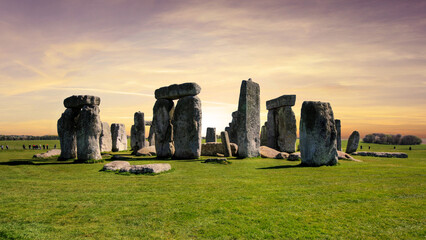 Beautiful view of the prehistoric site of Stonehenge in England - 598833412