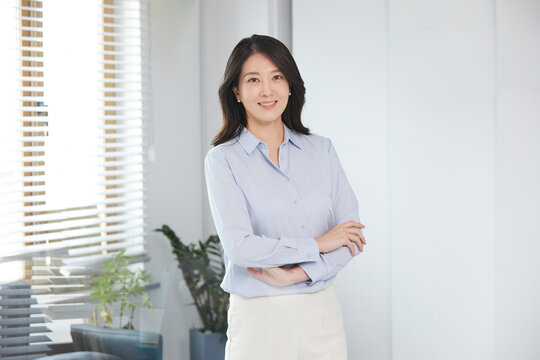 창가에 서있는 젊은 여성 리더의 포트레이트