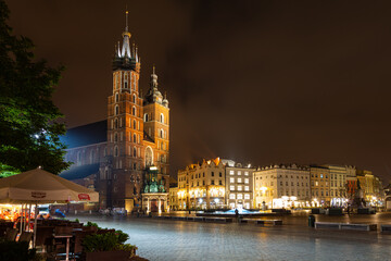 Fototapeta na wymiar St. Mary's Basilica (Church of Our Lady Assumed into Heaven) in Krakow, Poland at night