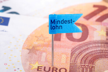 Euro Geldscheine und Sticker mit Text Mindestlohn