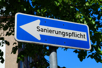 Schild Einbahnstraße bei Sanierungspflicht