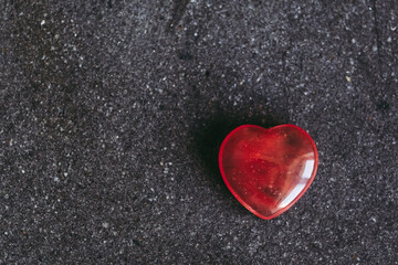 Fototapeta Pierre polie quartz melon d'eau en forme de coeur sur un fond noir obraz