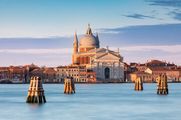 Fototapeta Blick auf Chiesa del Santissimo Redentore von Punta della Dogana in Venedig im Morgenlicht obraz