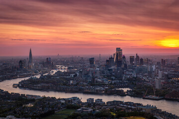 Naklejka premium Beautiful sunset behind the modern cityscape of London, United Kingdom, elevated, panoramic view