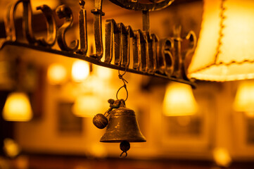 Urige Atmosphäre im Restaurant mit Glöckchen als Deko