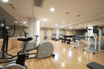 Obraz premium A gym with cardio equipment in the basement of an urban apartment building