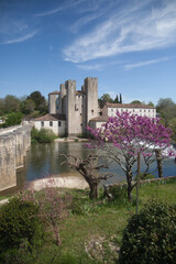 Paysage du Lot-et-Garonne près du village de Barbaste : un pont traversant la rivière Gélise conduit à une moulin fortifié