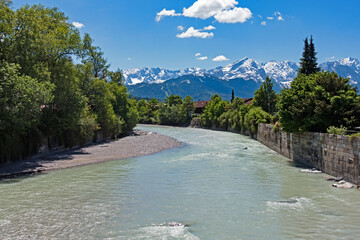 Blick auf den Fluss Loisach im Dorf Farchant in Oberbayern, Deutschland