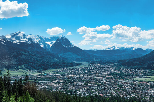 Blick auf die in den Alpen gelegene Stadt Garmisch-Partenkirchen, Bayern, Deutschland