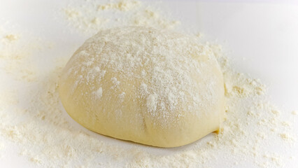 boule de pizza cru isolé sur un fond blanc	
