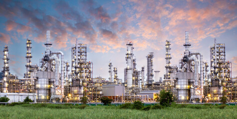 Refinery industry in Thailand An industrial area with the sky at sunset Oil and natural gas storage tanks, which are the petroleum refining industry. - obrazy, fototapety, plakaty