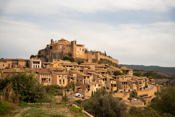 Fototapeta na wymiar Panoramic view of the impressive and touristy medieval village of Alquezar in Aragon, small brick houses perched on a hill in a rocky and mountainous environment.