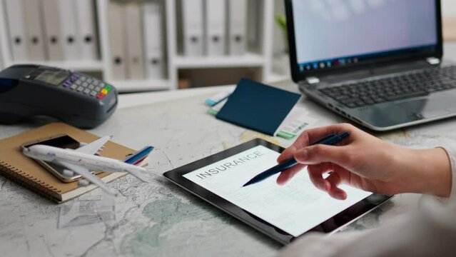 Conditions of the contract, Insurance underwriter Explains the clauses of the contract on an electronic tablet In the office space Conducts consultations, In the conference center, manager-consultant
