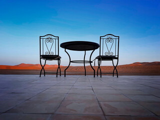 table et chaise au pied du d&eacute;sert