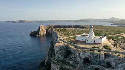 survol du phare de Cavalleria au nord de l'île de Minorque dans l'archipel des Baléares Espagne	